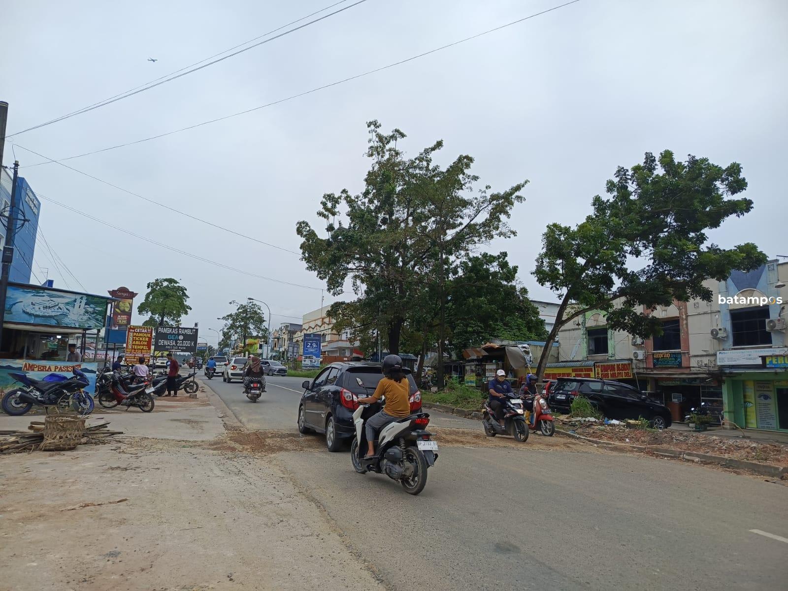 Jalan dekat RS Mutiara Aini sudah kembali bisa dilalui setelah sempat jebol karena diguyur hujan dan banjir.