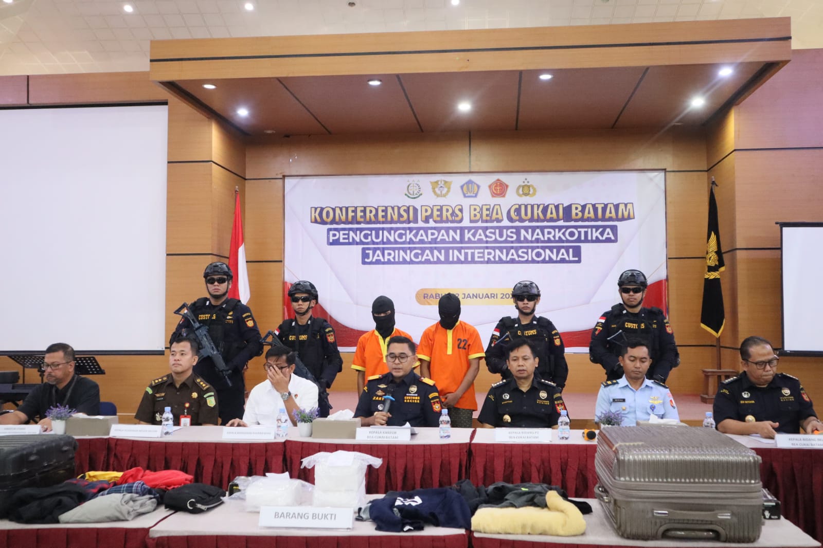 Kepala BC Batam, Zaky Firmansyah memberikan keterangan pers terakit penangkapan dua pelajar asal Aceh yang membawa sabu 3,1 kilogram, Rabu (22/1).