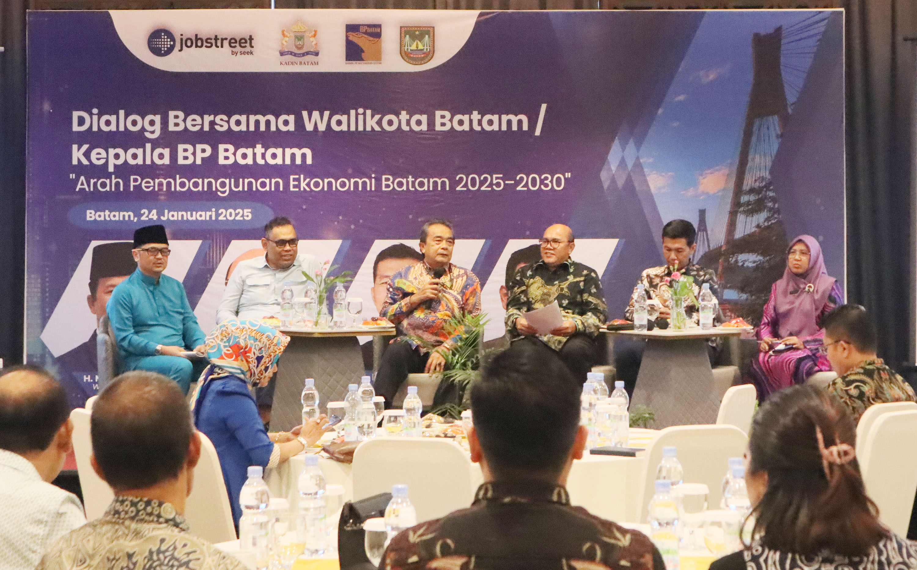 Kadi Batam menggelar dialog dengan menghadirkan beberapa narasumber di Hotel Santika, Jumat (24/1). Dialog tersebut membahas Arah Pembangunan Ekonomi Batam 2025-2030.
