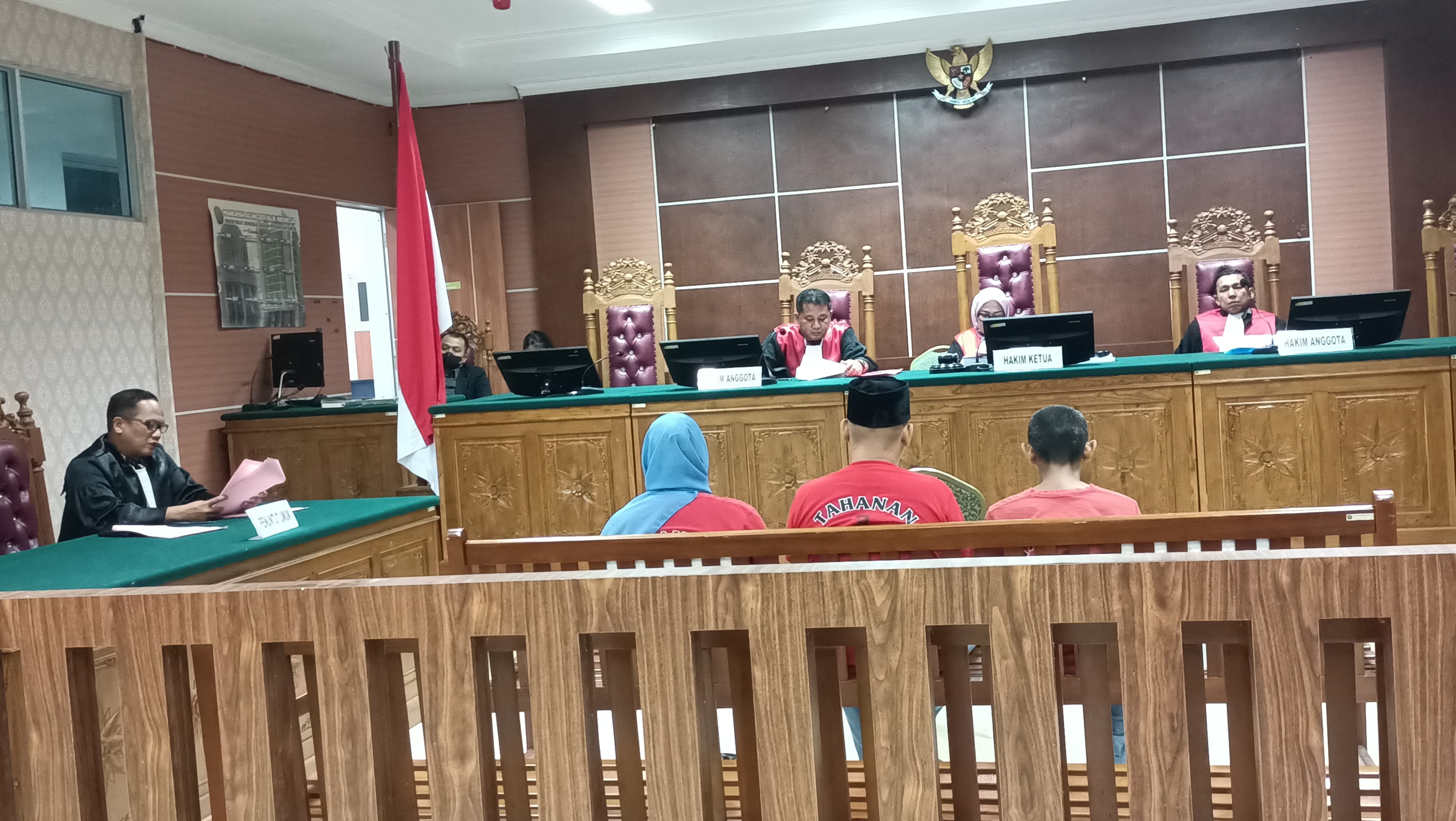 Tiga terdakwa kasus pengelolaan pabrik sabu di Apartemen Queen Victoria, Batam, menjalani sidang putusan di Pengadilan Negeri Batam.