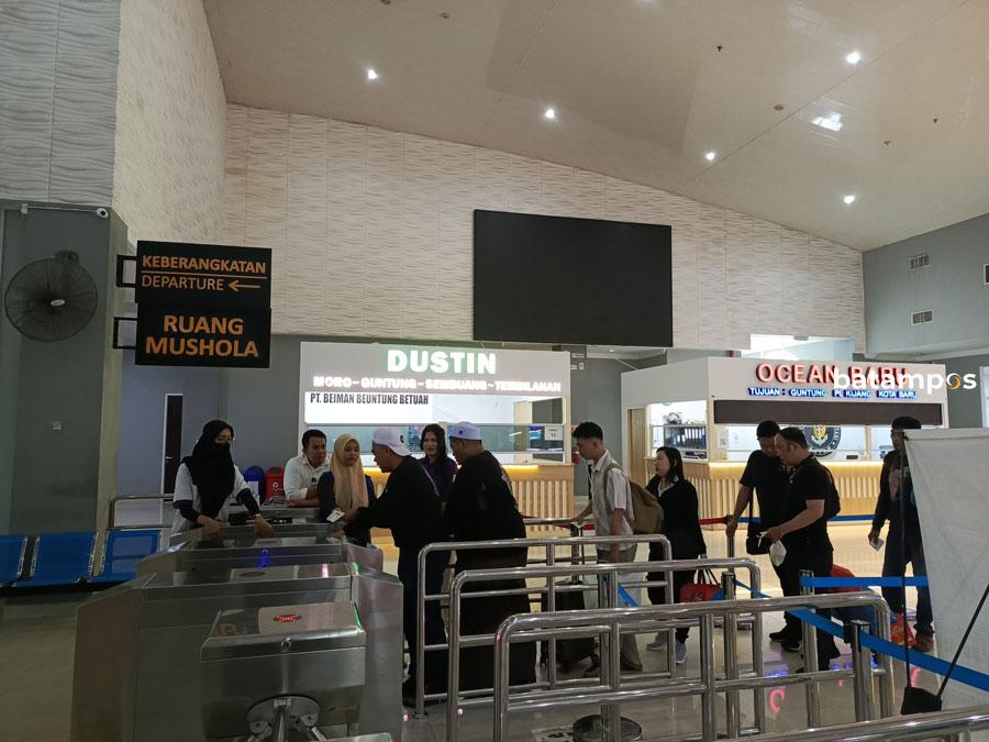 Aktivitas di Pelabuhan Sekupang, Batam, menjelang perayaan Imlek 2025.