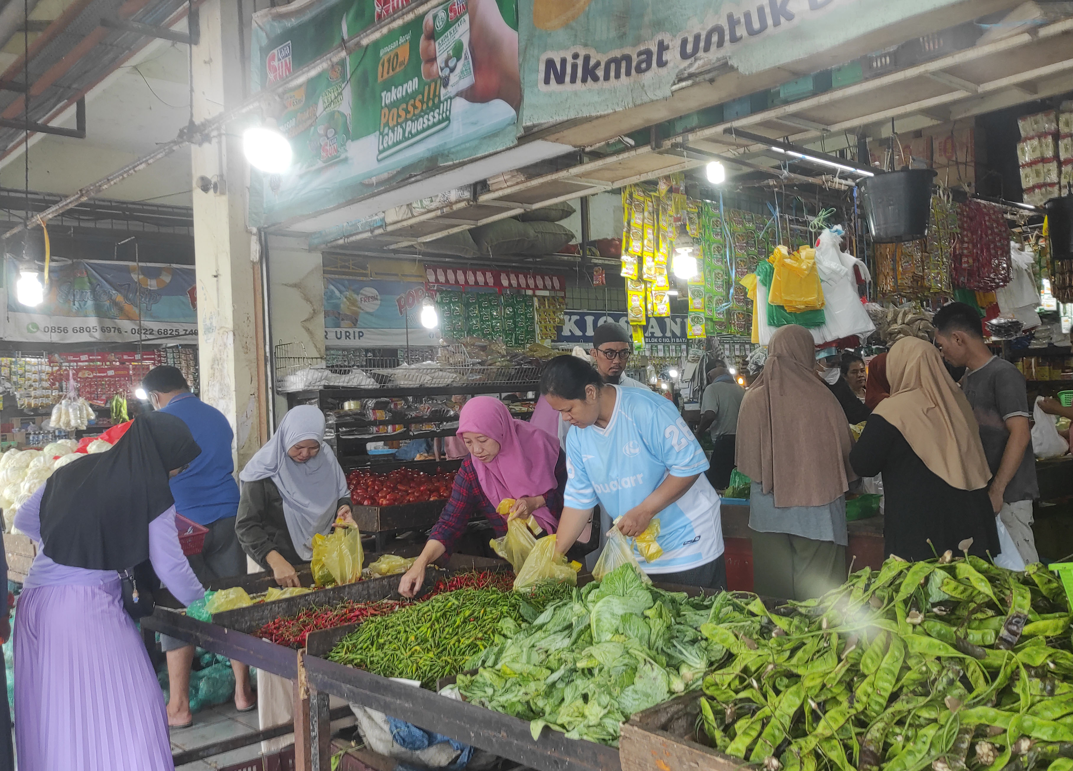 Sejumlah warga memilih cabai di Pasar Botania 2 Batamkota, Sabtu (25/1). Harga sayur dan cabai saat ini masih tinggi di pasaran Batam.