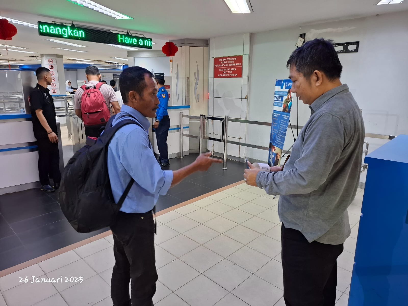Petugas melakukan pemeriksaan terhadap salah seorang calon PMI ilegal di Pelabuhan Batam Centre, Minggu (26/1).