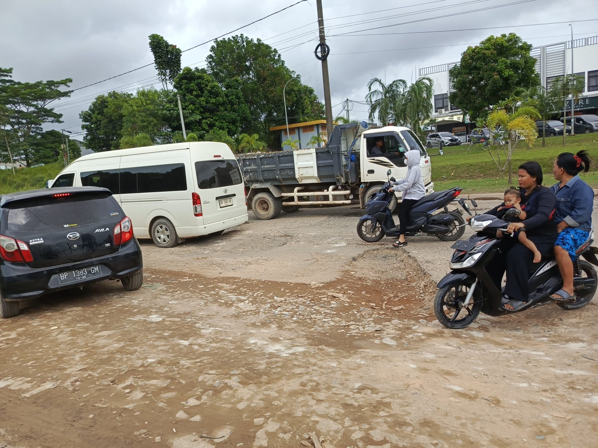 Kondisi kerusakan jalan di Batuaji dan Sagulung.