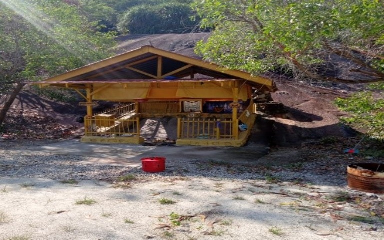 Prasasti Batu Bersurat Pasir Panjang, Kabupaten Karimun yang dijadikan cagar budaya sekaligus tempat ibadah bagi penganut Agama Budha.