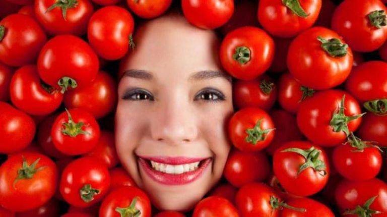 Ilustrasi. Tomat yang mengandung vitamin C,A dan K, ternyata bisa juga menjadi bahan alami untuk perawatan kulit.