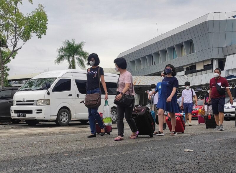 Wisatawan mancanegara yang baru tiba di Pelabuhan Internasional Batamcentre.