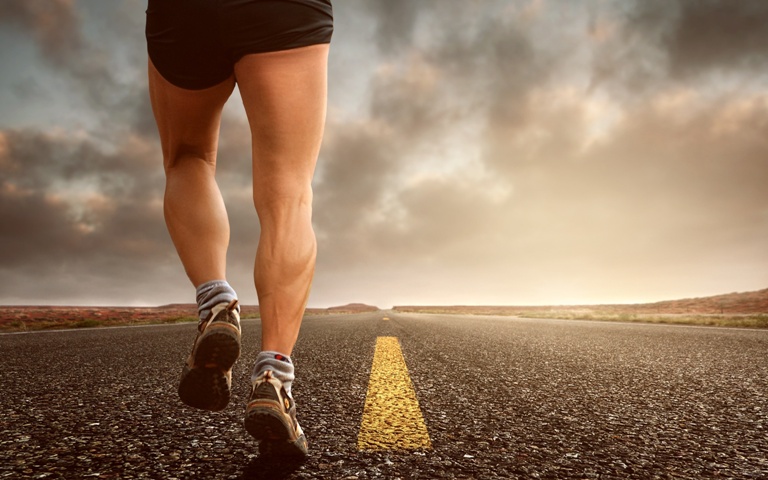 Jogging, olahraga paling sederhana namun tidak dianjurkan menggunakan pakaian berbahan parasut.