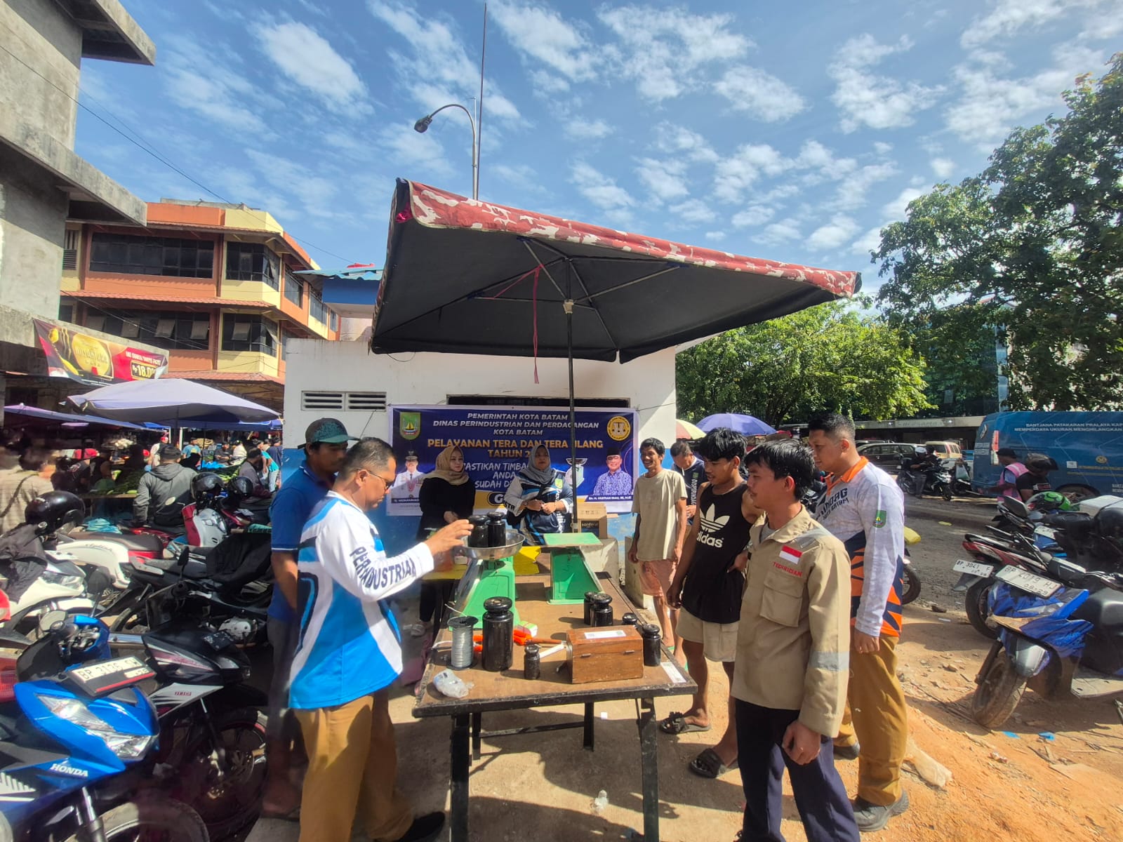 Disperindag Kota Batam melakukan ter ulang alat  timbangan di Pasar Toss 3000 Jodoh, Selasa (4/2).