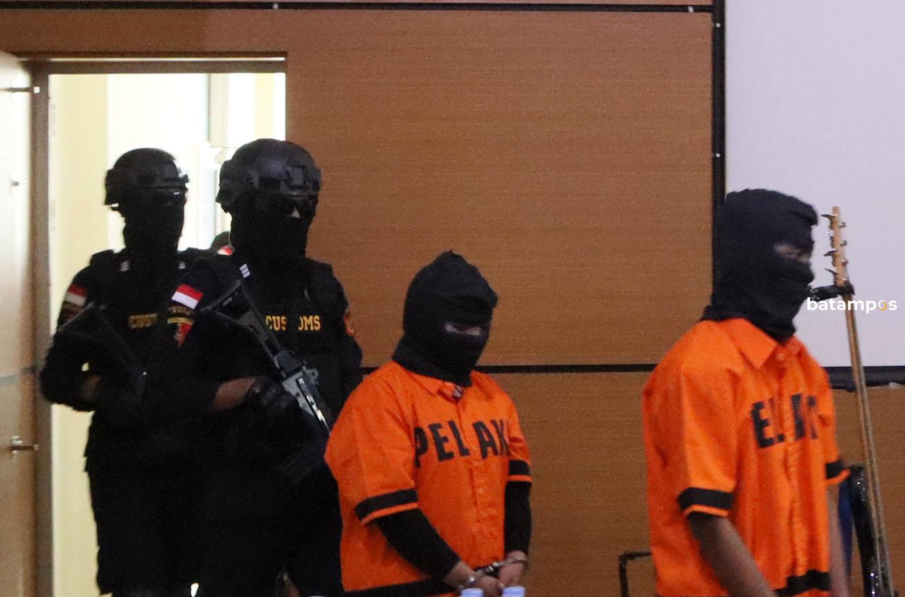 Petugas Bea Cukai Batam membawa tersangka kasus narkoba jenis sabu saat ekspos di Kantor Bea Cukai Batam, Rabu (5/2).