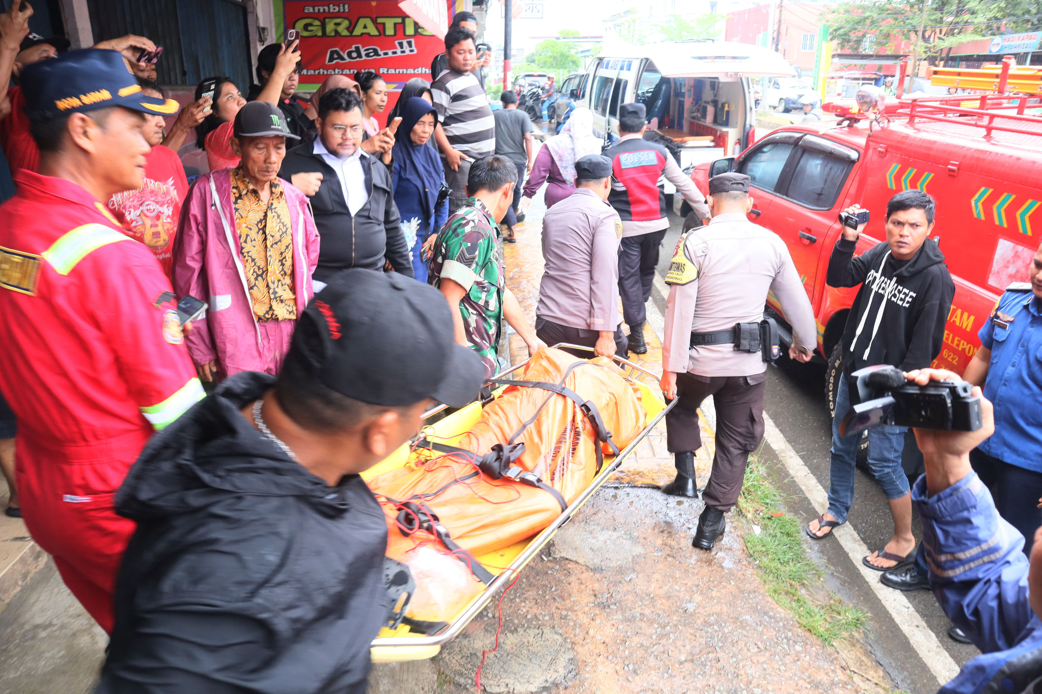 Pihak Kepolisian bersama Babinsa, Pemadam Kebakaran mengevakusai korban kebakaran dari ruko di Bengkong Indah, Rabu (5/2).