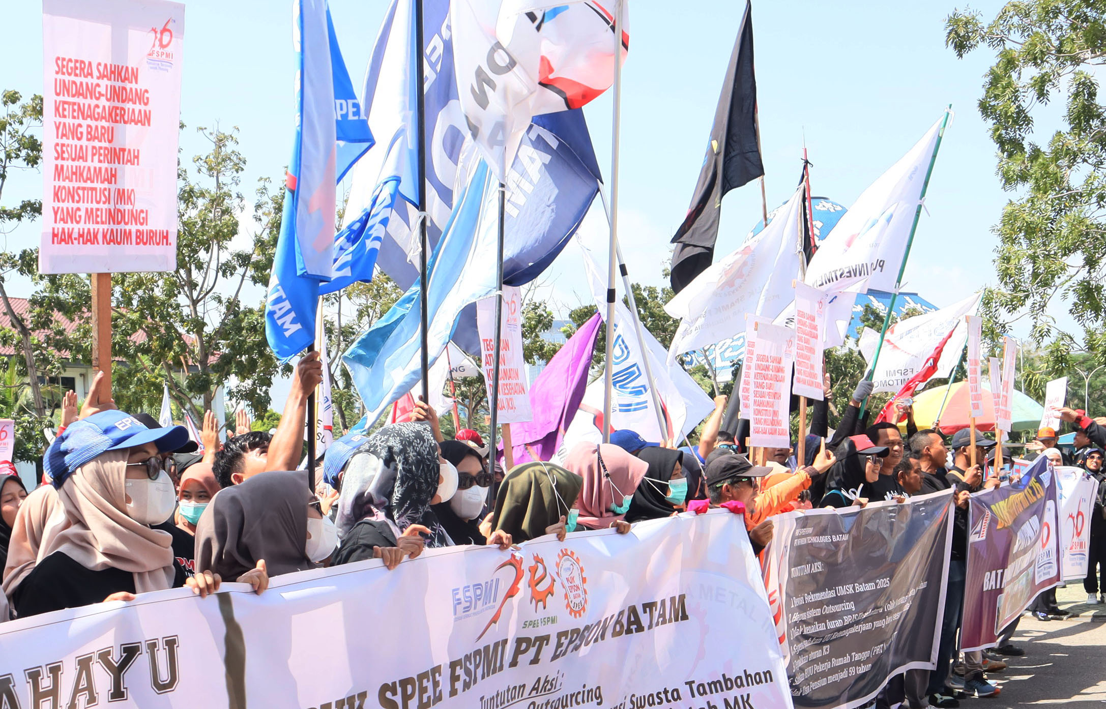 Buruh yang tergabung dalam Federasi Serikat Pekerja Metal Indonesia melakukan aksi unjuk rasa didepan Kantor Walikota Batam, Kamis (6/2). Aksi tersebut untuk menyampaikan beberapa tuntutan.