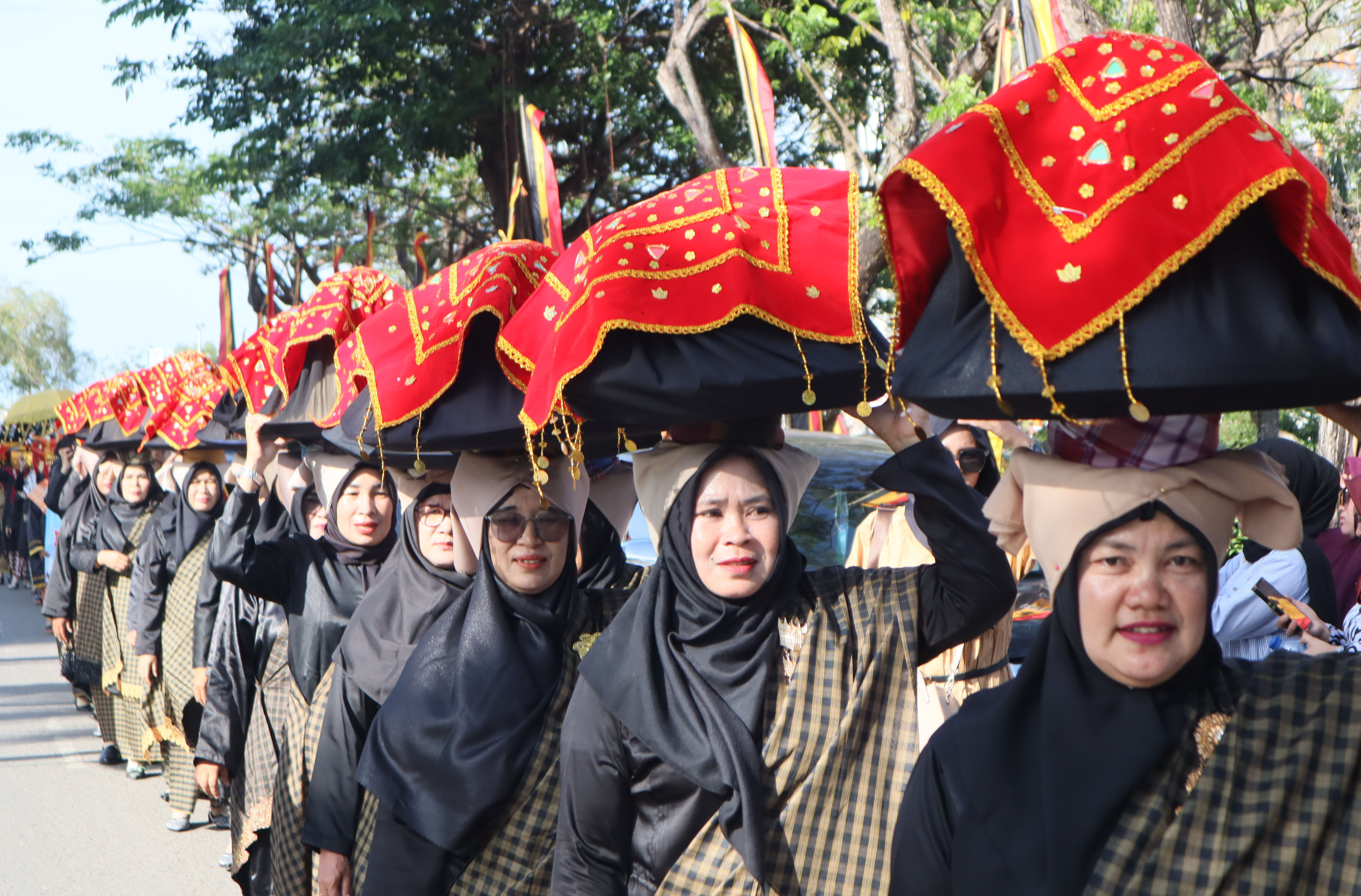 Bundo Kanduang antusias saat mengikuti pawai Maarak Jamba yang digelar Ikatan Keluarga Luak Agam Kota Batam di Dataran Engku Putri Batamcenter, Jumat (7/2).