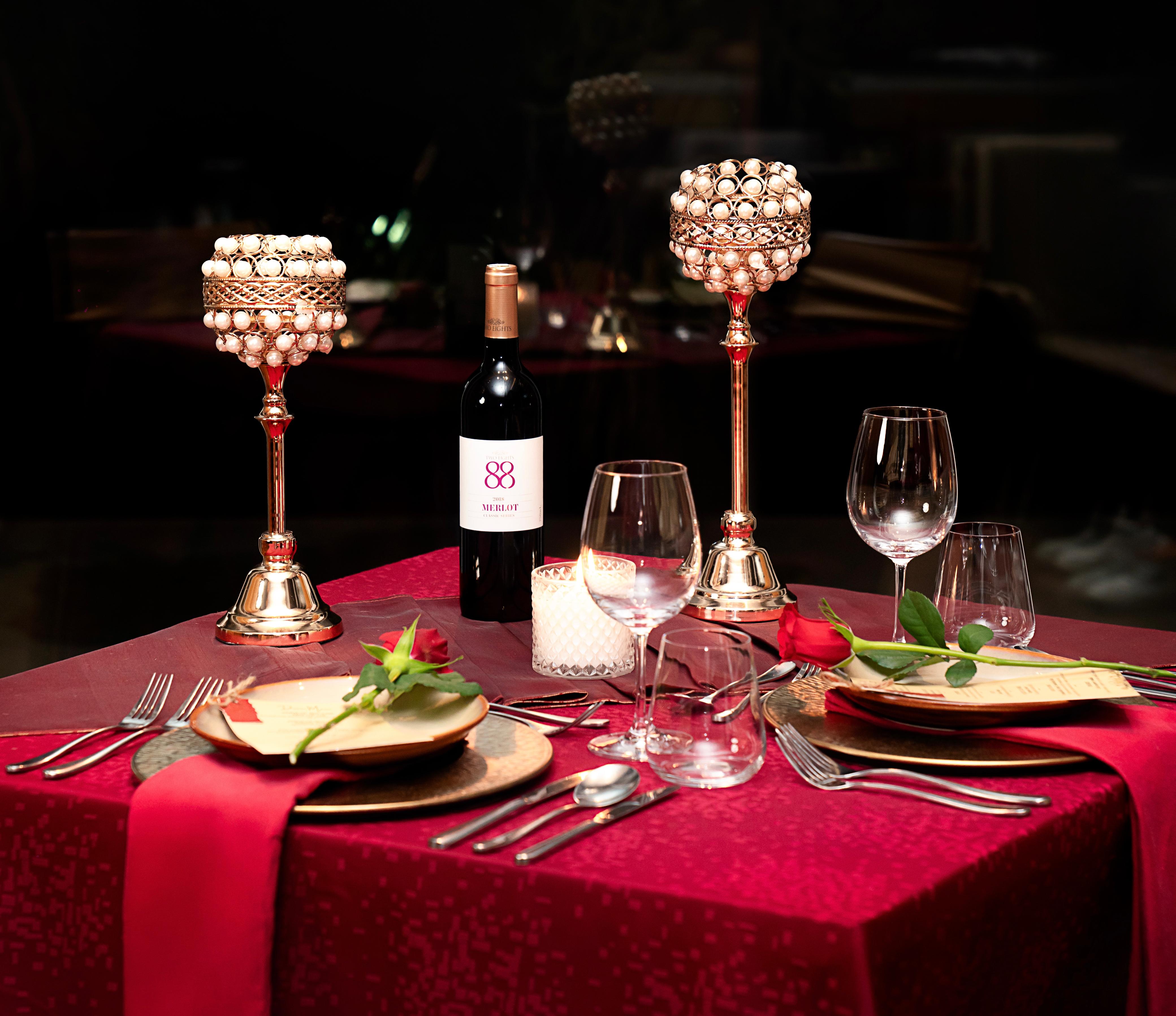 ILUSTRASI makan malam romantis Valentine di Batam Marriott Harbour Bay Hotel.