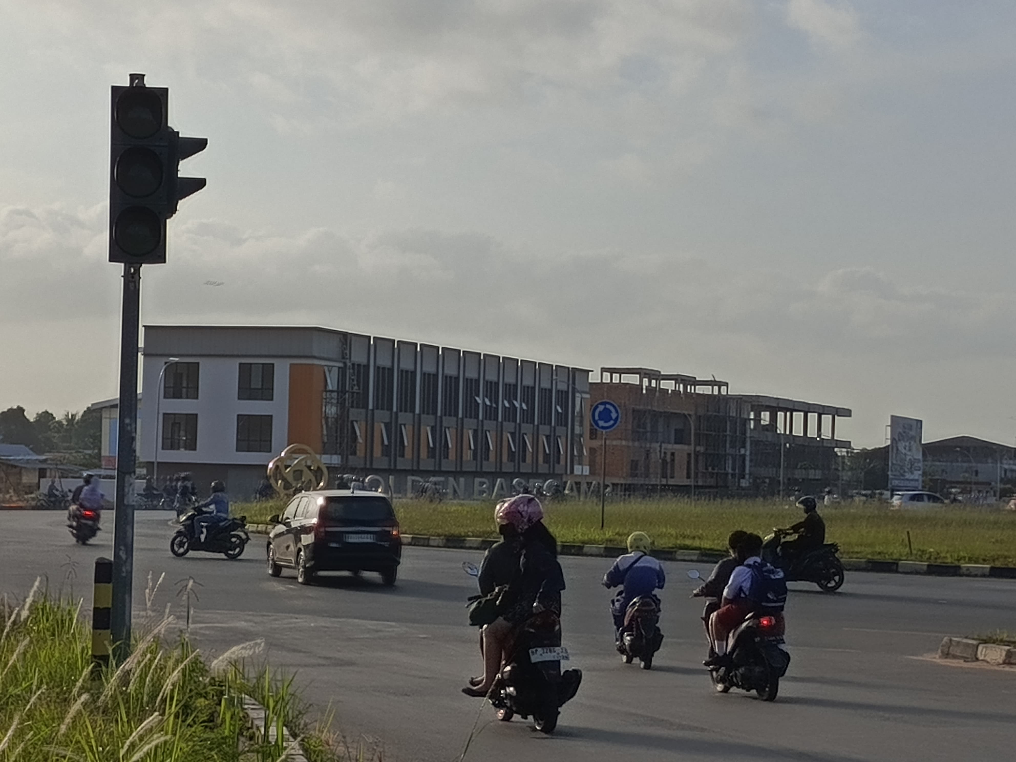 Suasana Simpang Basecamp, Senin (10/2) siang. Sering macet dan kecelakaan, pengguna jalan berharap ada lampu pengatur lalu-lintas di simpang Basecamp.