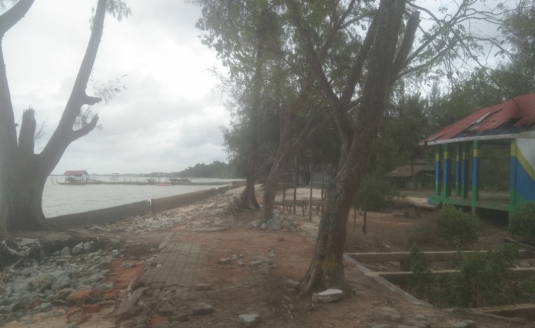 Pantai Pongkar, Kecamatan Tebing, Kabupaten Karimun yang kondisinya mengenaskan. Selain ditinggal pengunjung, juga tergerus abrasi.