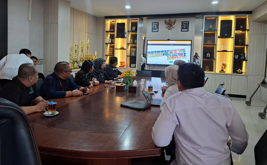 Beberapa warga Perum Central Hills, saat rapat di Dinas Perkimtan Batam, membahas pembangunan masjid.  (