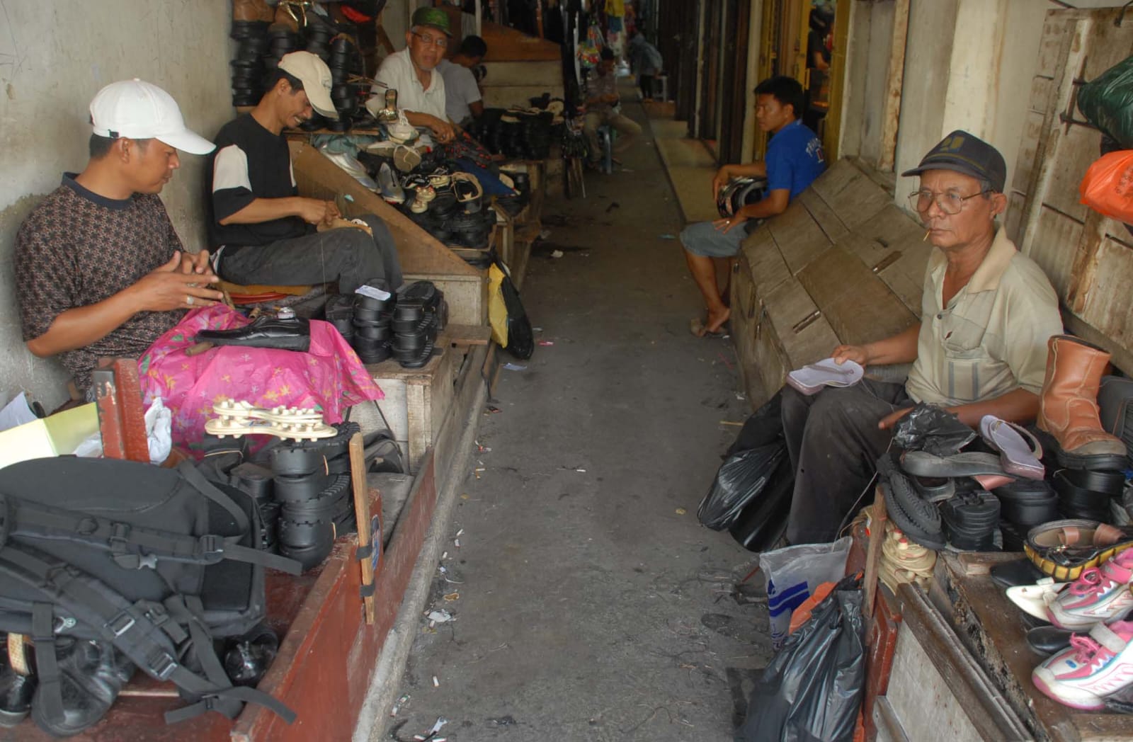 Suasana Lorong Sepatu di Jalan Merdeka Kota Lama Tanjungpinang tahun 2025.