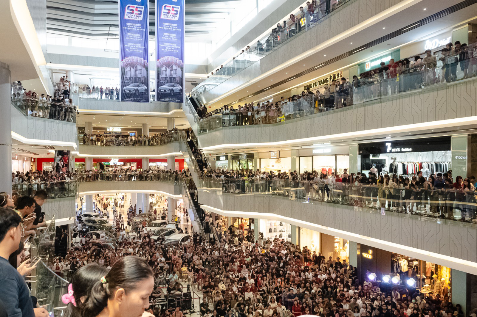 UNDIAN berhadiah Shop & Win di Grand Batam Mall.