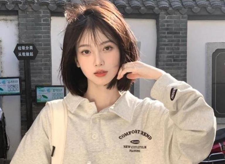 Mode rambut bob pendek sangat serasi bagi wanita yang memiliki wajah oval.