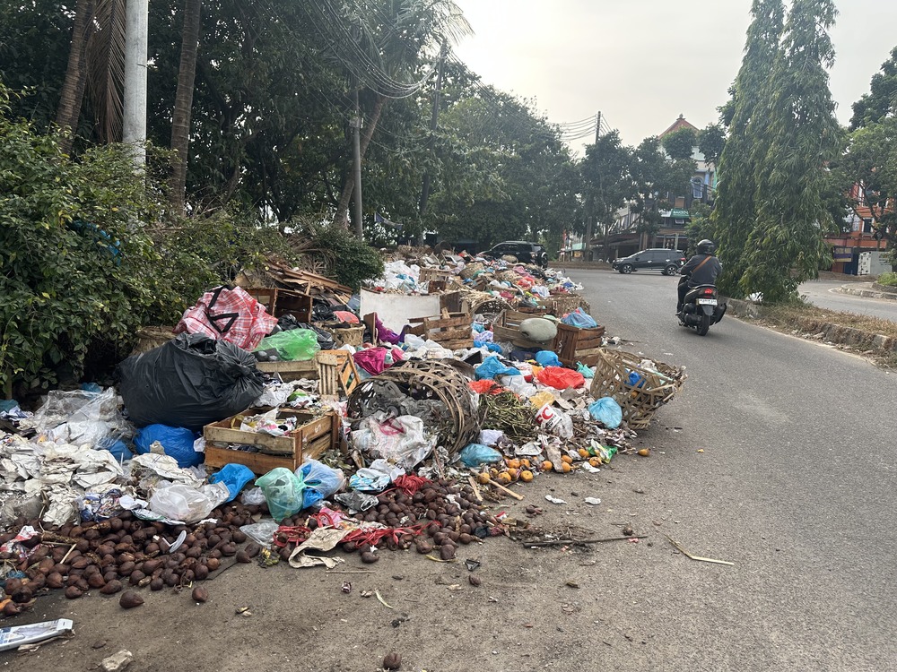 Sampah di kawasan Jodoh, Batuampar meluber ke badan jalan.