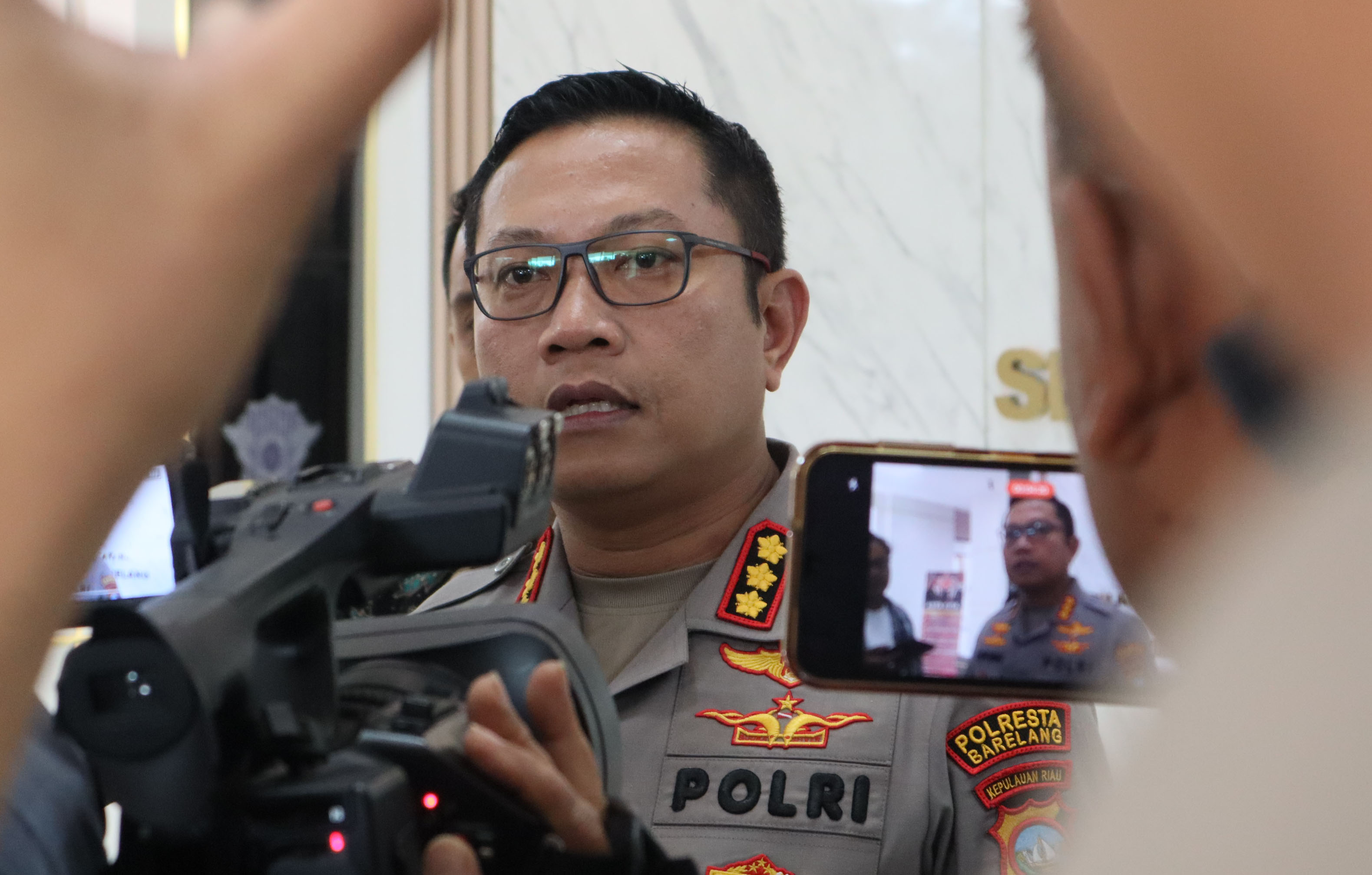 Kapolresta Barelang Kombes Pol Heribertus Ompusunggu memberikan keterangan kepada media.