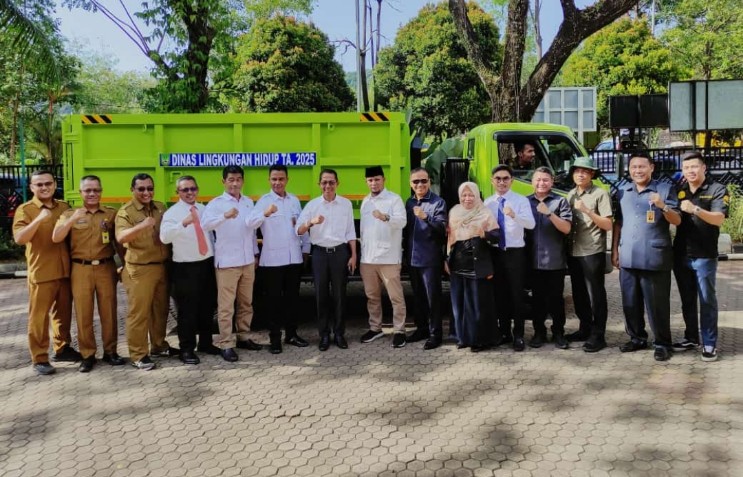 Dinas Lingkungan Hidup (DLH) Kota Batam telah menerima 16 unit armada baru pada tahun 2025.