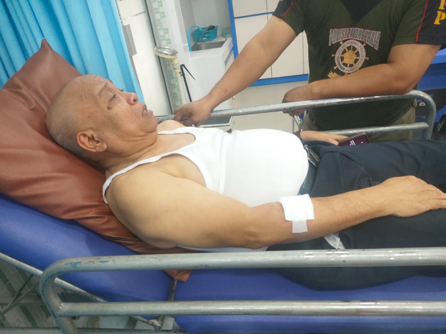 Hakim Pengadilan Agama Batam, H. Gusnahari saat dirawat di RSBP Batam.