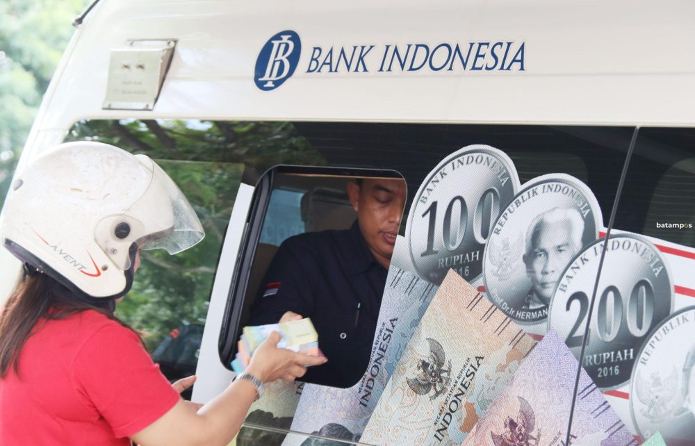Warga melakukan penukaran uang kertas baru di mobil layanan kas Keliling Bank Indonesia perwakilan Kepri di bundaran dekat Masjid Agung Batam Center, Selasa (4/3).