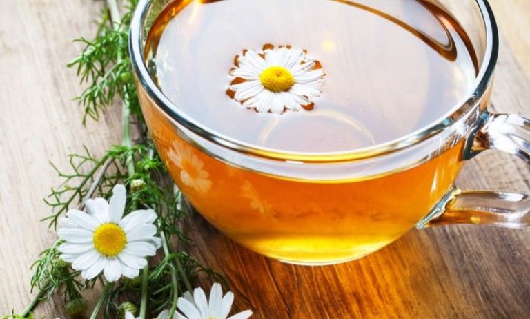 Minum teh herbal chamomile sebelum tidur ternyata mampu merelaksasi tubuh.