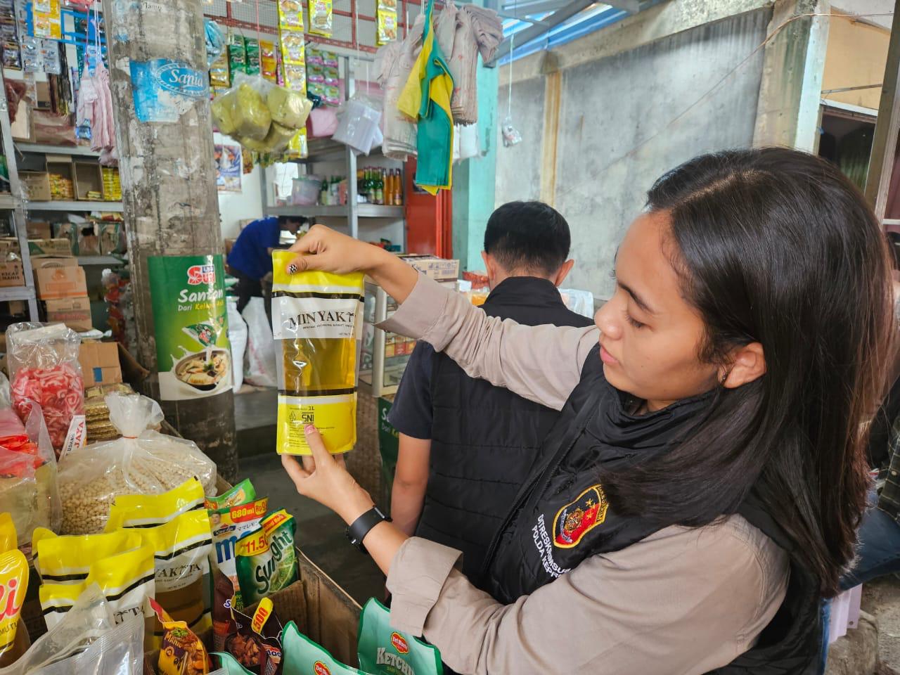 Direktorat Reserse Kriminal Khusus (Ditreskrimsus) Polda Kepri melakukan pengecekan terhadap peredaran minyak goreng merek Minyak Kita di sejumlah pasar tradisional Kota Batam.