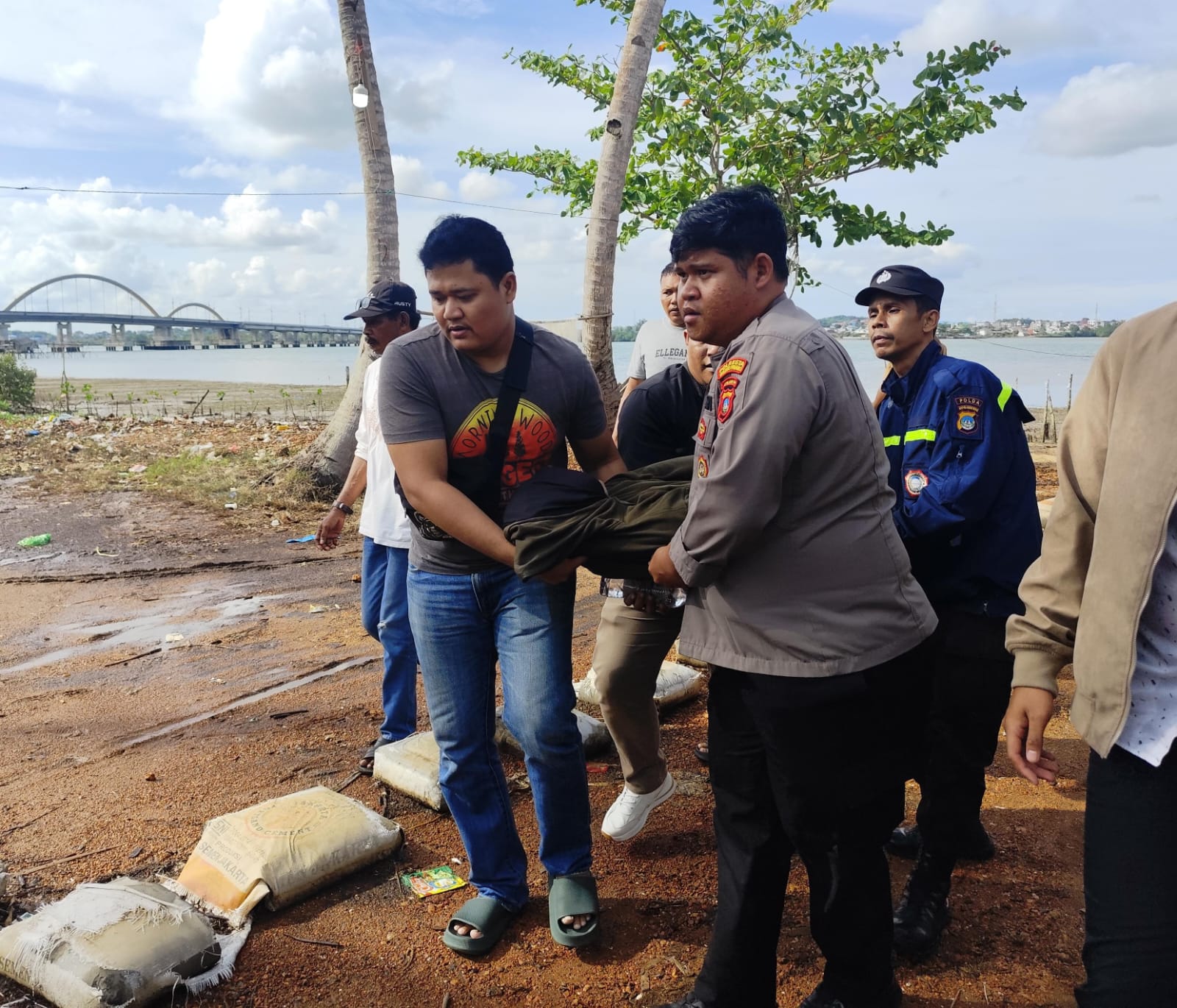 Korban langsung dibawa ke Rumah Sakit usai terjun dari Jembatan Dompak Tanjungpinang, Rabu (12/3).