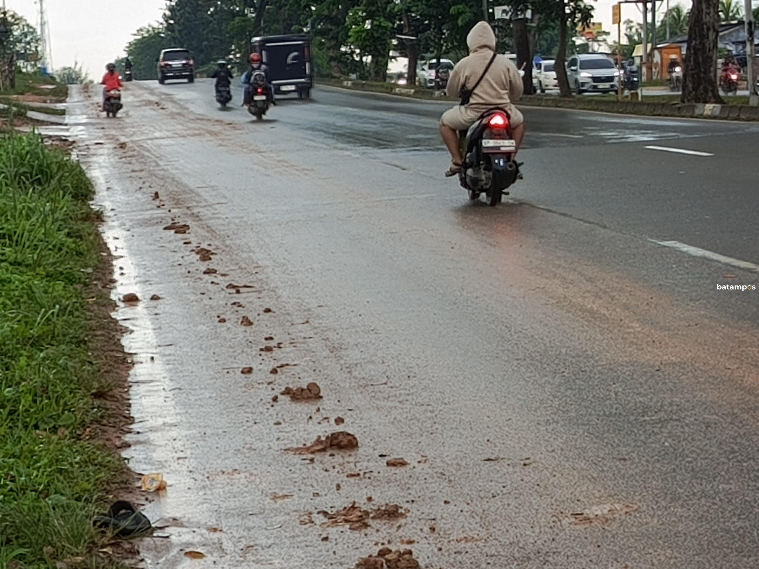 Ceceran material tanah di sepanjang Jalan R. Suprapto, Batuaji, menimbulkan keluhan dari para pengendara. Foto. Eusebius Sara/ Batam Pos