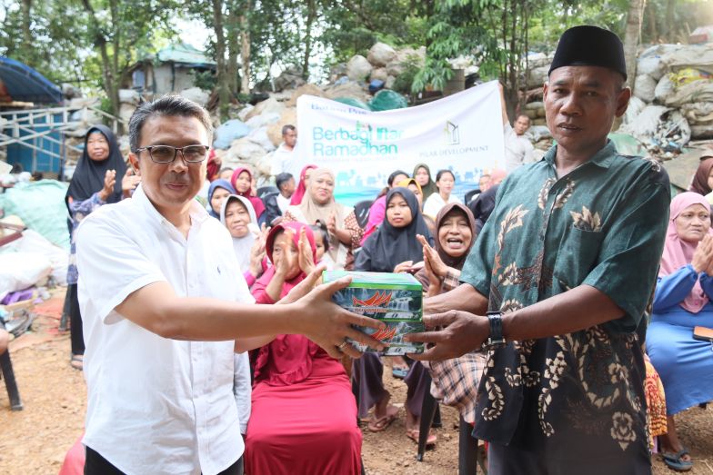 Direktur Batam Pos Muhamad Iqbal memberikan makanan  buka puasa kepada warga TPA punggur secara simbolis yang diterima oleh RW 23 pada acara Batam Pos berbagi Iftar Ramadhan, Jumat (14/3).