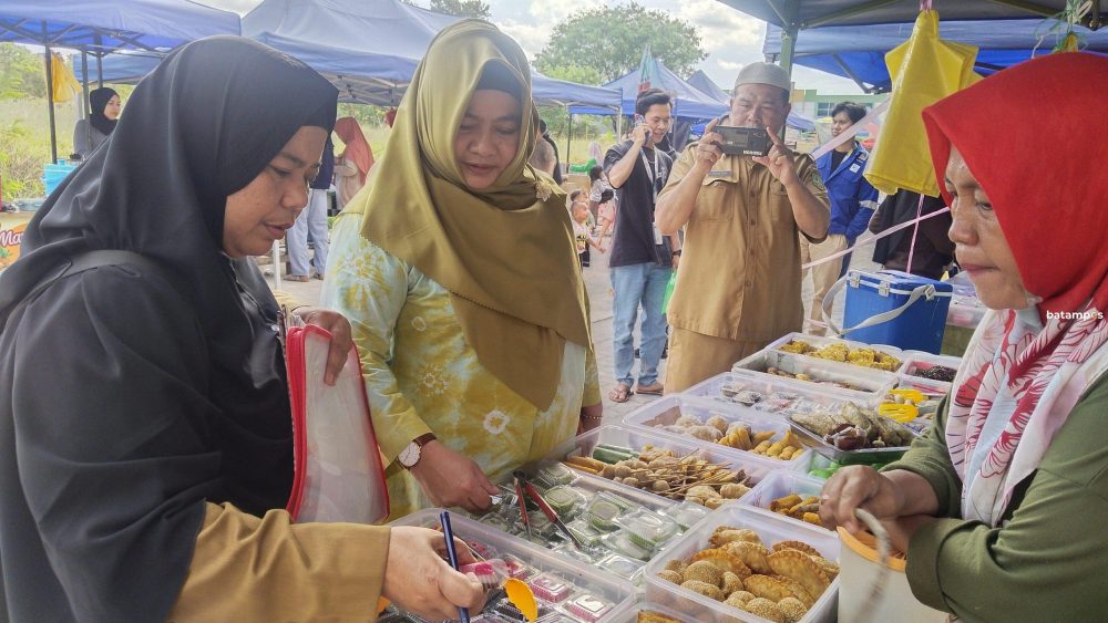 Dinkes Batam melakukan pengawasan dengan inspeksi langsung ke pasar takjil di Batam.