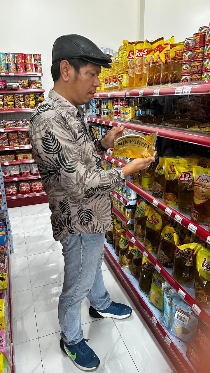 Plt Kabid perdagangan Dinas koperasi usaha mikro, perdagangan dan ESDM Karimun Vandarones Purba ketika memperlihatkan migor merk Minyakita dari produksi PT Musim Mas Batam .