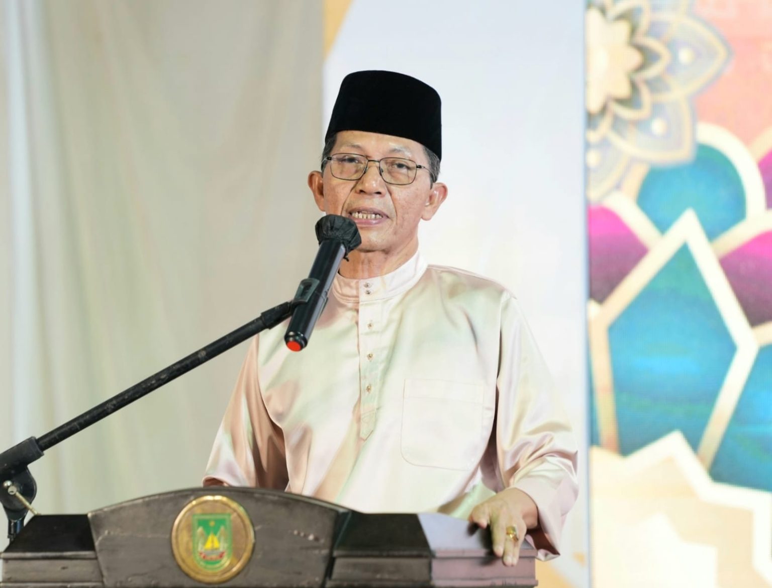 Wali Kota Batam Amsakar Achmad saat memberikan sambutan di acara buka puasa bersama.