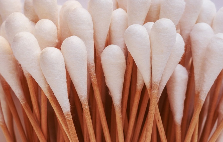 Cotton bud memang sudah familiar sebagai alat pembersih kuping. Nyatanya, menggunakan cutton bud berisiko terjadi iritasi.