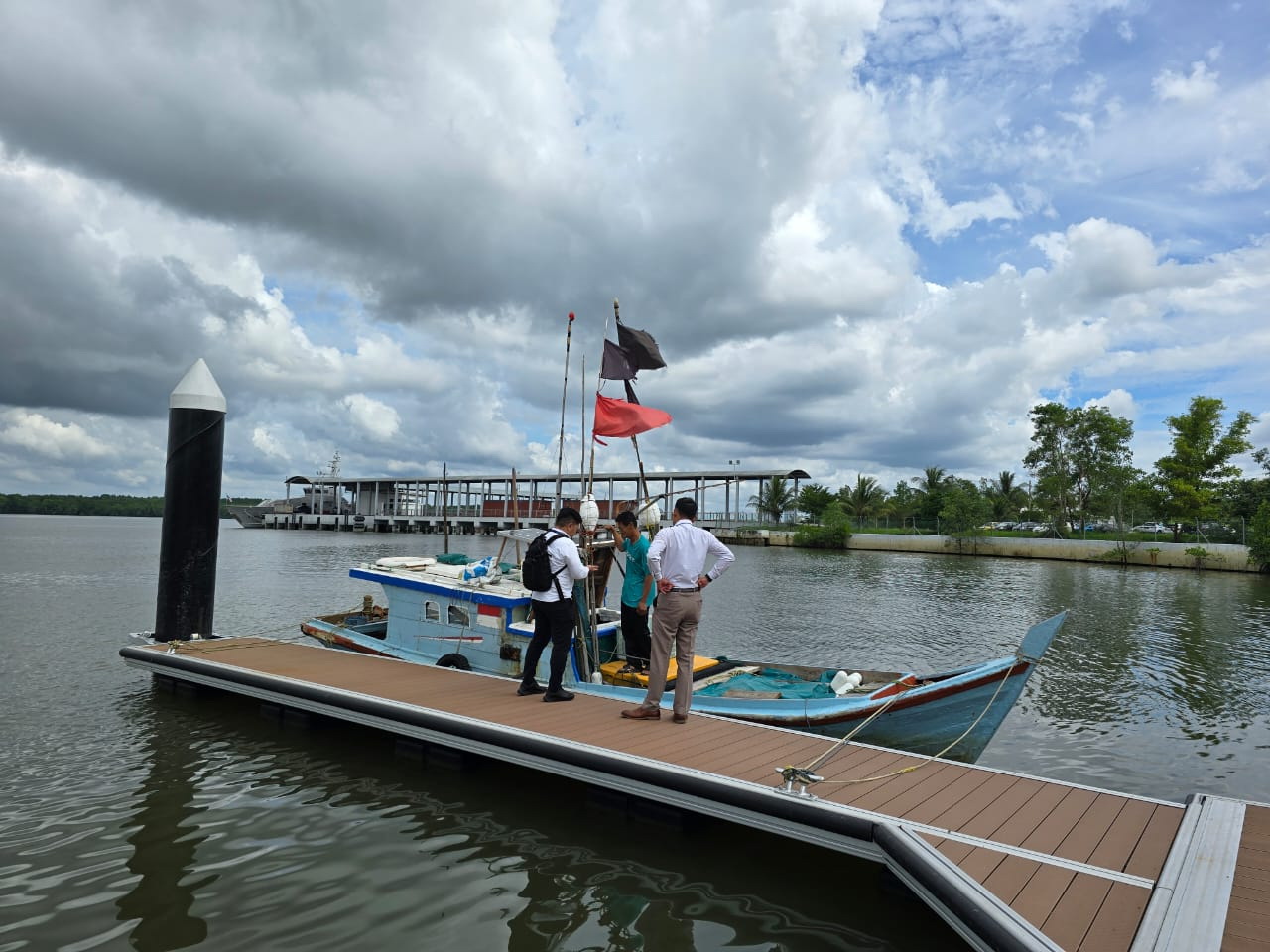 Staf dari KJROI Johor Bahru mengantar Ahuat melihat kapal jaring ikan yang berada di Pelabuhan gelang Patah, Johor Bahru.