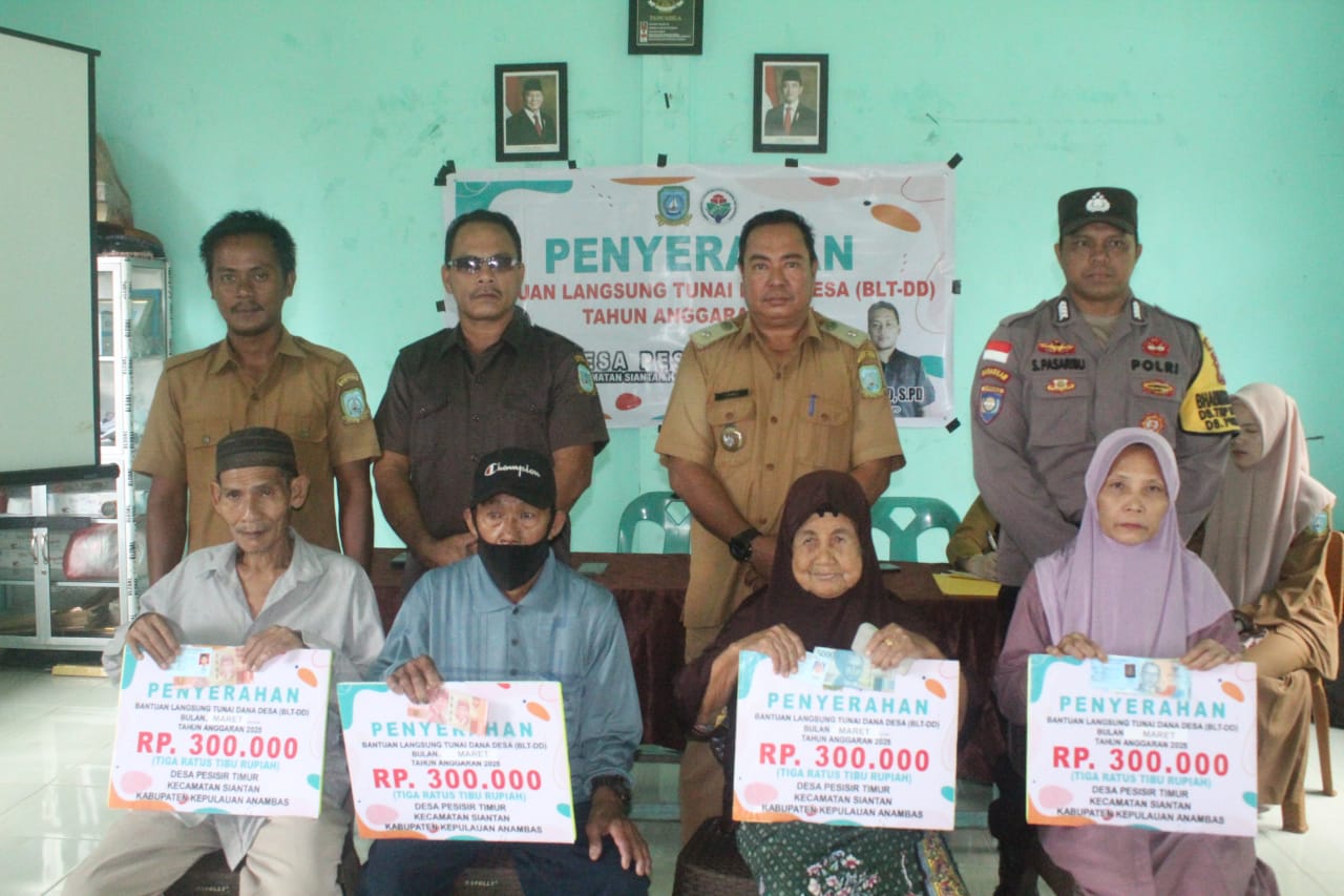 Kepala Desa Pesisir Timur, Sabli (dua dari kanan) foto bersama dengan penerima BLT DD.