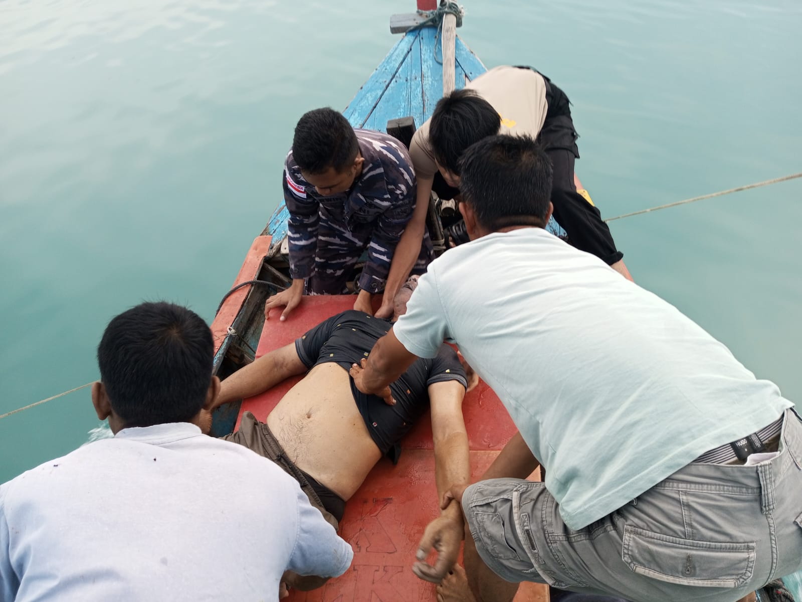 Tim gabungan sedang melakukan evakuasi awak KM Lyra yang meninggal dunia akibat ledakan dari mesin kapal di Subi, Natuna.