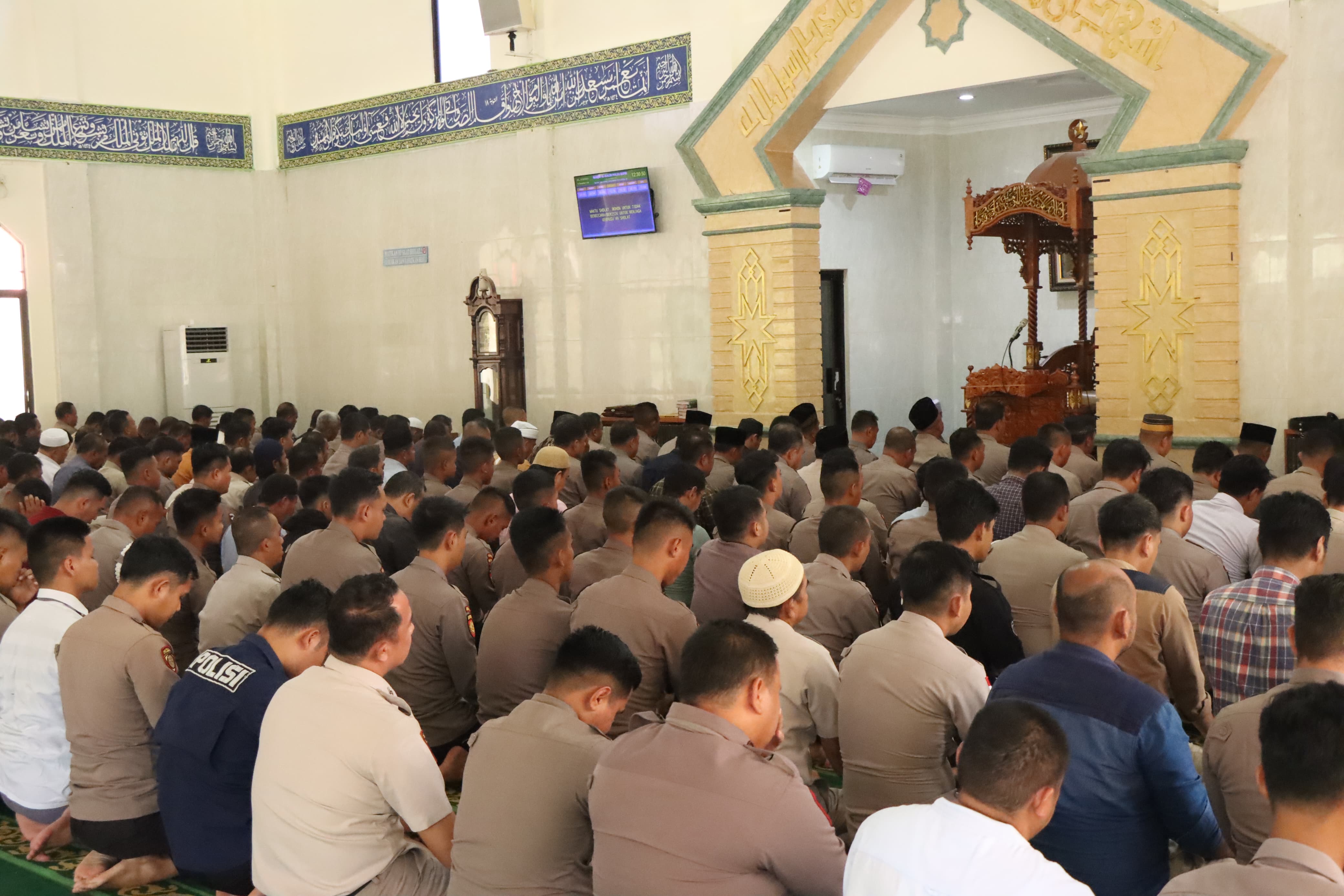 Polda Kepri menggelar salat ghaib di Masjid Al-Halim Polda Kepri pada Selasa (18/3).