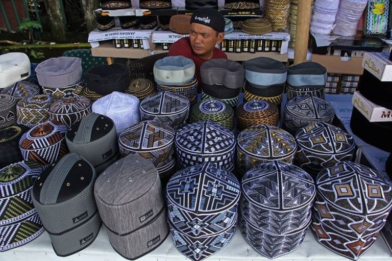 Pedagang peci yang mencoba meraup keuntungan disaat menyambut Ramadhan.