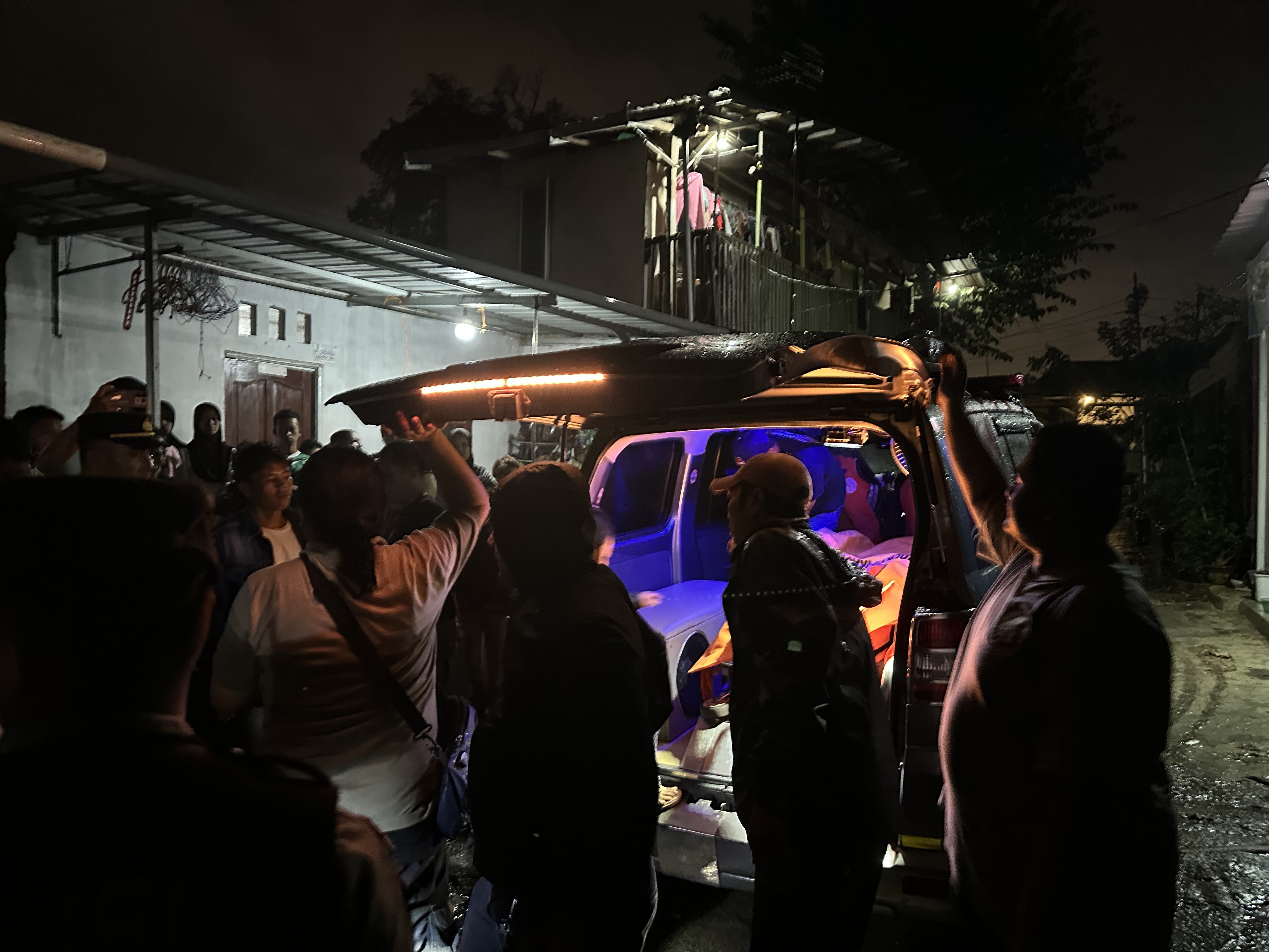Polisi mengevakuasi jasad Edi yang tewas gantung diri di dapur kamarnya di Baloi Kolam RT 02/ RW 16, Batam.