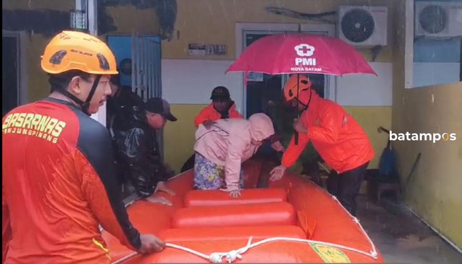 Basarnas mengevakuasi warga yang terjebak banjir di Perumahan Benih Raya Marina, Kecamatan Sekupang, Batam, Kamis (20/3).