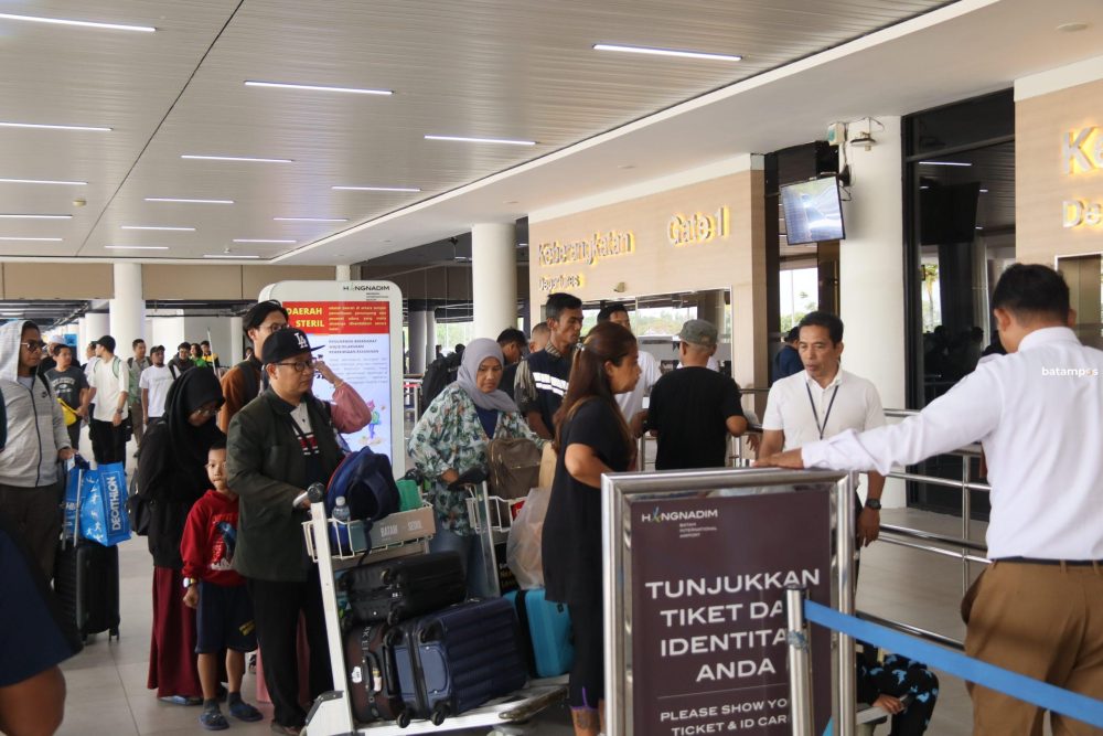 Arus mudik penumpang menjelang lebaran mulai tetlihat ramai di Bandara Internasional Hang Nadim Batam, Jumat (21/3).