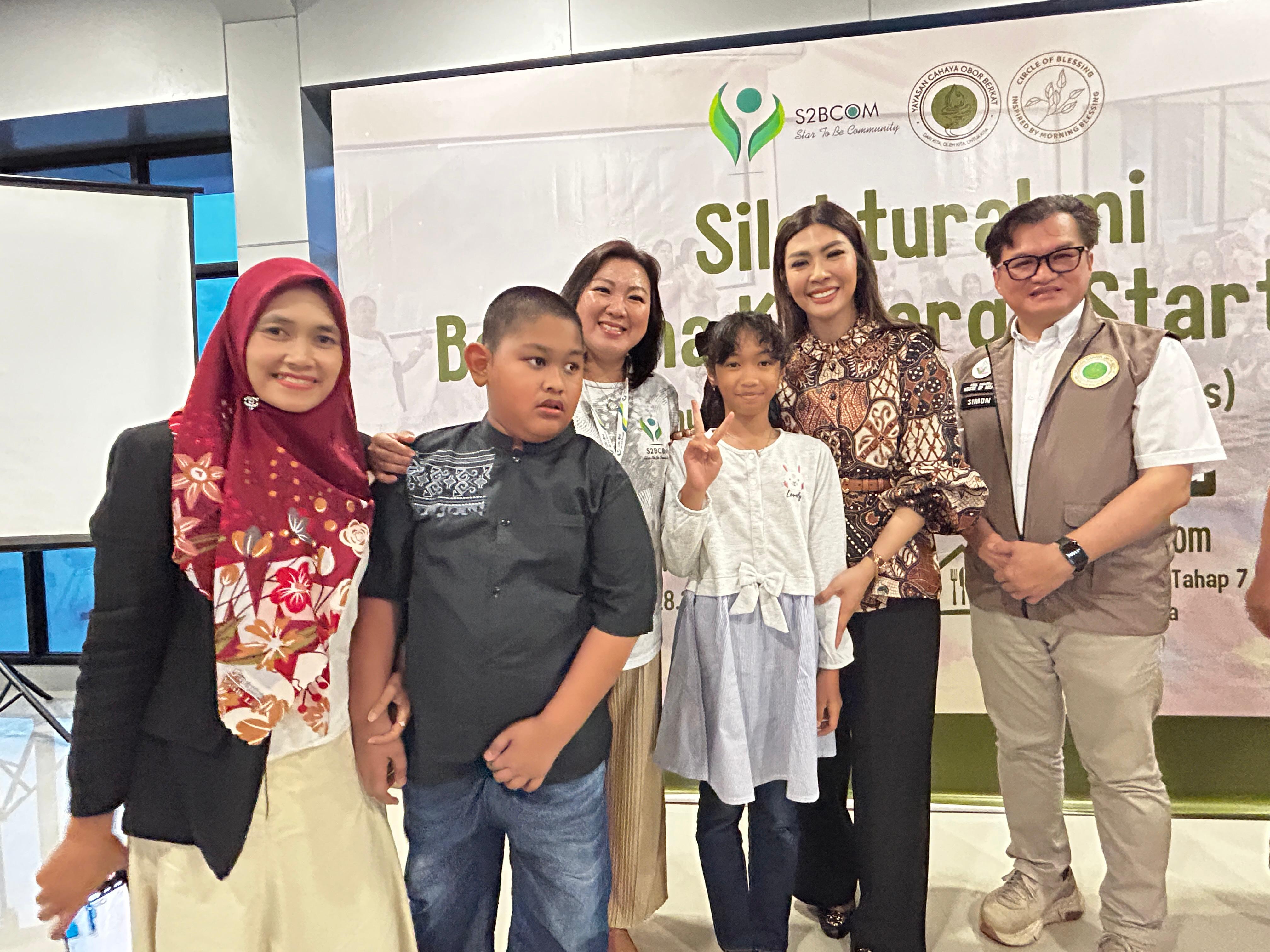 Founder Star To Be, Linda Djafar (ketiga dari kiri), DPD RI Dwi Ajeng Sekar R, Ketua yayasan COB Simon Sutrisno foto bersama dengan orang tua dan ABK saat acara silaturahmi dan buka puasa bersama.