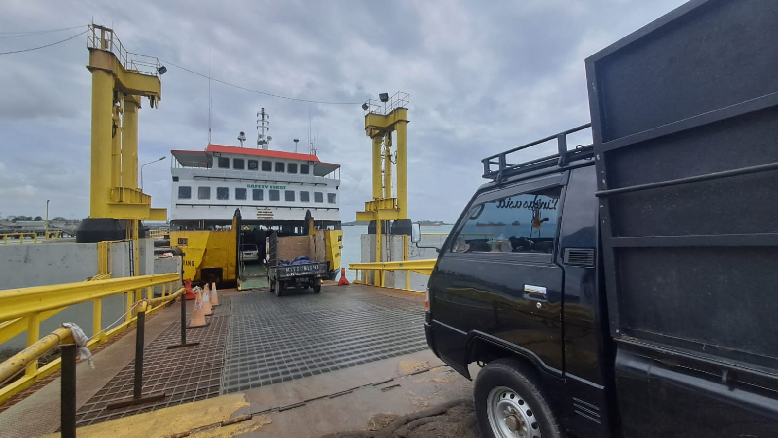 Kendaraan hendak masuk ke kapal Roro di Pelabuhan ASDP Tanjunguban, Senin (24/3/2025).