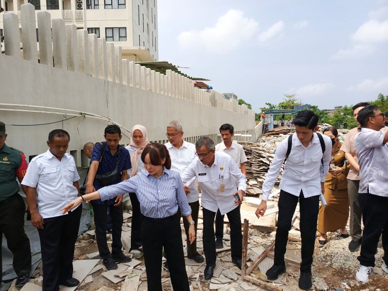 Wakil Wali Kota Batam sekaligus Wakil Kepala BP Batam, Li Claudia Chandra, turun langsung ke lokasi sungai yang ditimbun untuk inspeksi, Selasa (25/3).
