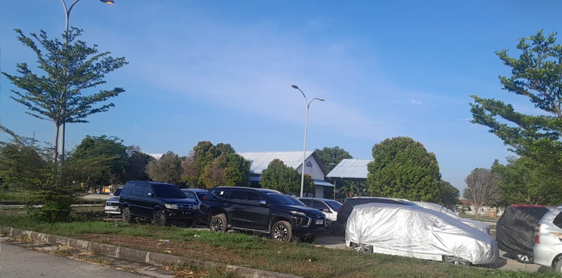 Antrian mobil dan kendaraan roda empat lainnya di Pelabuhan Roro Parit rampak, Tanjungbalai Karimun.